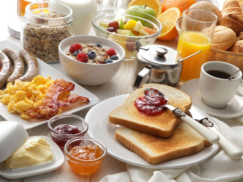 Mesa com vários alimentos para o café da manhã