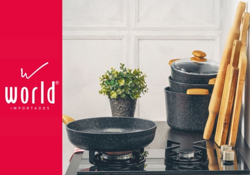 Foto de panelas e utensílios de cozinha em cima de fogão, do lado esquerdo tem um retângulo rosa com a logo da World importados.