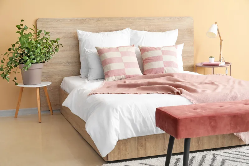 cama posta com tons de rosa