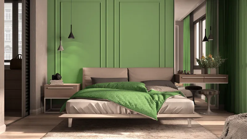 cama posta em tons de verde e cinza amarronzado
